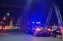 Anggota kepolisian melaksanakan patroli Blue Light di kawasan Jembatan Laren, Lamongan, Kamis (17/9/2026) dini hari. (Dok. Ho/RadarBangsa.co.id)