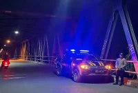 Anggota kepolisian melaksanakan patroli Blue Light di kawasan Jembatan Laren, Lamongan, Kamis (17/9/2026) dini hari. (Dok. Ho/RadarBangsa.co.id)