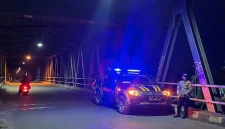 Anggota kepolisian melaksanakan patroli Blue Light di kawasan Jembatan Laren, Lamongan, Kamis (17/9/2026) dini hari. (Dok. Ho/RadarBangsa.co.id)