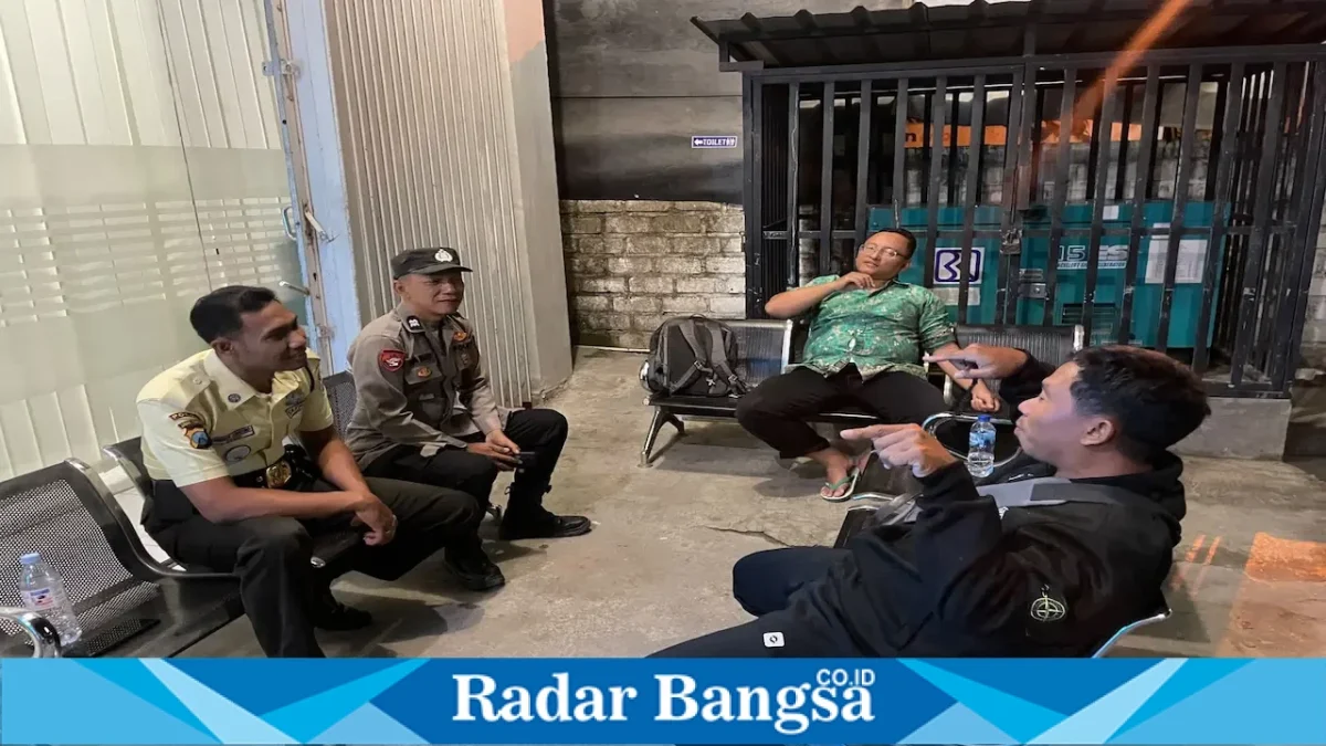 Polisi berdialog dengan warga dalam patroli Harkamtibmas di Desa Laren, Lamongan, Rabu (16/9/2026) malam. (Dok. Ho/RadarBangsa.co.id)