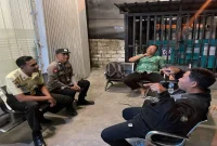 Polisi berdialog dengan warga dalam patroli Harkamtibmas di Desa Laren, Lamongan, Rabu (16/9/2026) malam. (Dok. Ho/RadarBangsa.co.id)