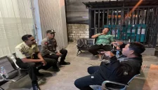 Polisi berdialog dengan warga dalam patroli Harkamtibmas di Desa Laren, Lamongan, Rabu (16/9/2026) malam. (Dok. Ho/RadarBangsa.co.id)