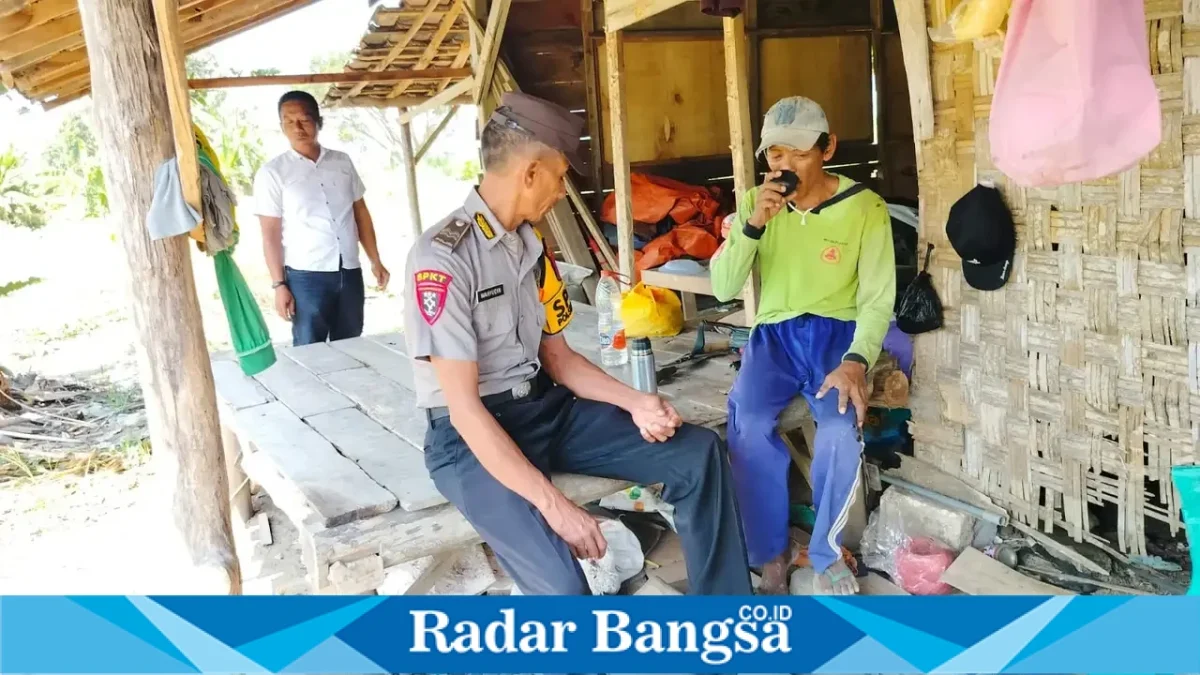 Petugas Polsek Laren saat melaksanakan patroli dialogis di Desa Karangwungulor, Senin (21/9/2026). (Dok. Ho/RadarBangsa.co.id)