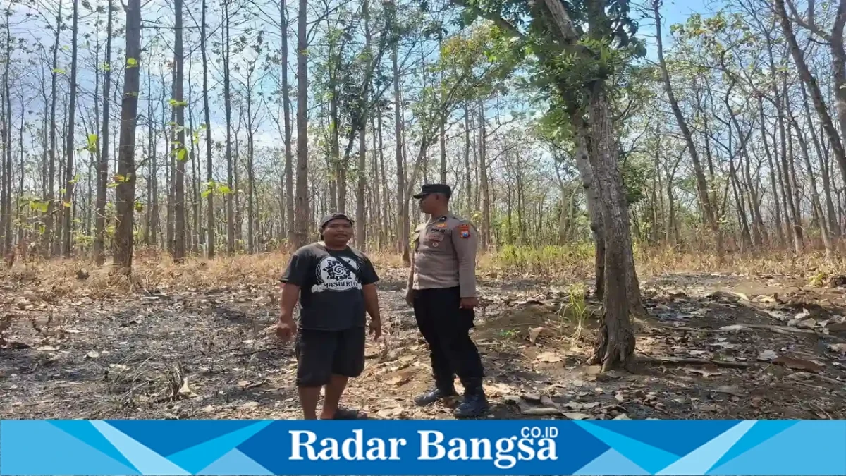 Polisi melakukan patroli di area hutan Desa Gampangsejati sekaligus mengingatkan penggarap ladang tentang bahaya pembakaran lahan, Selasa (29/9/2026). (Dok. Ho/RadarBangsa.co.id)