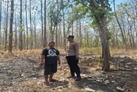 Polisi melakukan patroli di area hutan Desa Gampangsejati sekaligus mengingatkan penggarap ladang tentang bahaya pembakaran lahan, Selasa (29/9/2026). (Dok. Ho/RadarBangsa.co.id)
