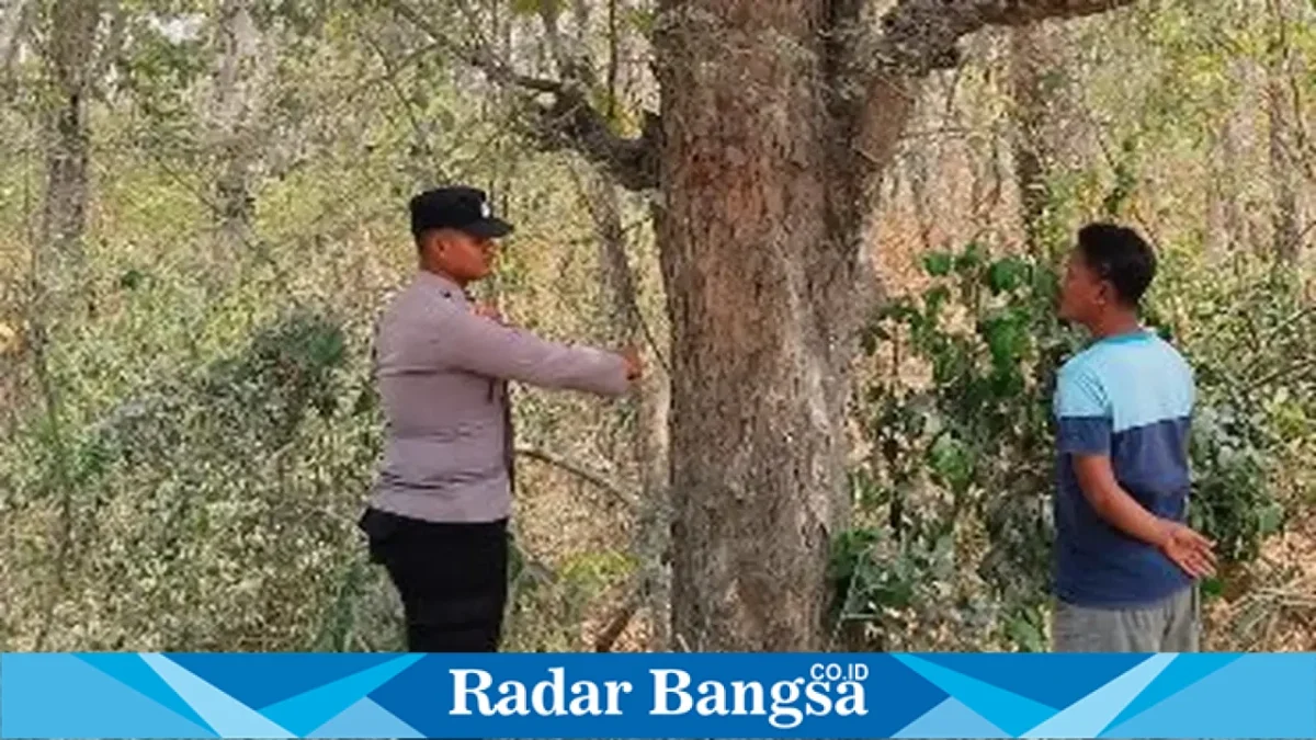 Petugas kepolisian melaksanakan patroli antisipasi Karhutla di area hutan Desa Gampangsejati, Rabu (23/9/2026). (Dok. Ho/RadarBangsa.co.id)