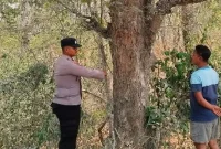 Petugas kepolisian melaksanakan patroli antisipasi Karhutla di area hutan Desa Gampangsejati, Rabu (23/9/2026). (Dok. Ho/RadarBangsa.co.id)
