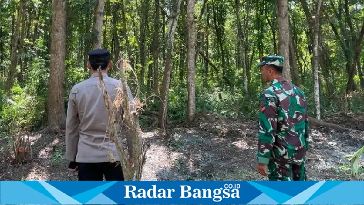 Petugas Polsek Laren dan Koramil 0812/19 melakukan patroli di kawasan hutan Gampangsejati, Lamongan, Rabu (16/9/2026). (Dok. Ho/RadarBangsa.co.id)