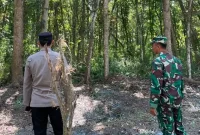 Petugas Polsek Laren dan Koramil 0812/19 melakukan patroli di kawasan hutan Gampangsejati, Lamongan, Rabu (16/9/2026). (Dok. Ho/RadarBangsa.co.id)