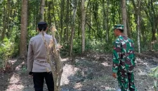Petugas Polsek Laren dan Koramil 0812/19 melakukan patroli di kawasan hutan Gampangsejati, Lamongan, Rabu (16/9/2026). (Dok. Ho/RadarBangsa.co.id)