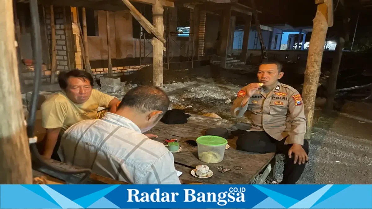 Petugas melaksanakan patroli dialogis dan menyampaikan imbauan kamtibmas kepada masyarakat Desa Gampangsejati, Sabtu (19/9/2026) malam. (Dok. Ho/RadarBangsa.co.id)