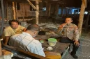 Petugas melaksanakan patroli dialogis dan menyampaikan imbauan kamtibmas kepada masyarakat Desa Gampangsejati, Sabtu (19/9/2026) malam. (Dok. Ho/RadarBangsa.co.id)