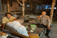 Petugas melaksanakan patroli dialogis dan menyampaikan imbauan kamtibmas kepada masyarakat Desa Gampangsejati, Sabtu (19/9/2026) malam. (Dok. Ho/RadarBangsa.co.id)