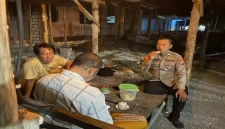 Petugas melaksanakan patroli dialogis dan menyampaikan imbauan kamtibmas kepada masyarakat Desa Gampangsejati, Sabtu (19/9/2026) malam. (Dok. Ho/RadarBangsa.co.id)