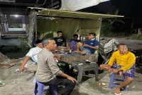 Polisi menyampaikan imbauan Kamtibmas kepada warga Desa Gampangsejati, Lamongan, Selasa malam (22/9/2026). (Dok. Ho/RadarBangsa.co.id)