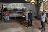 Petugas saat menyambangi Pos Kamling Desa Laren, Selasa (1/9/2026). (Dok Ho/RadarBangsa.co.id)