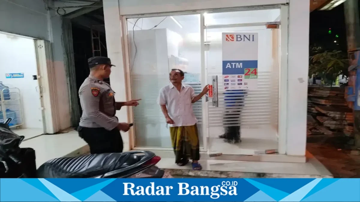 Polisi saat melakukan patroli dan pengecekan keamanan objek vital di Laren, Jumat (18/9/2026). (Dok. Ho/RadarBangsa.co.id)