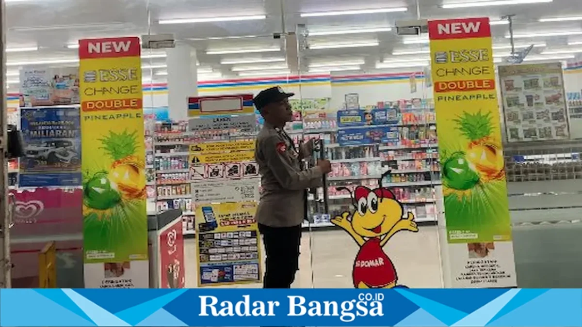 Petugas melaksanakan patroli objek vital dan mengecek keamanan serta CCTV di wilayah Laren, Lamongan, Rabu (16/9/2026). (Dok. Ho/RadarBangsa.co.id)