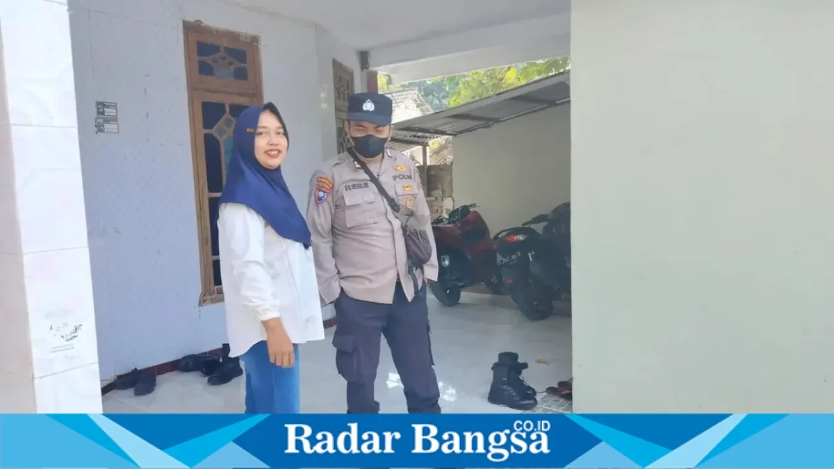 Polisi saat berdialog dan menyampaikan imbauan Kamtibmas kepada warga Desa Pelangwot, Jumat (18/9/2026). (Dok. Ho/RadarBangsa.co.id)