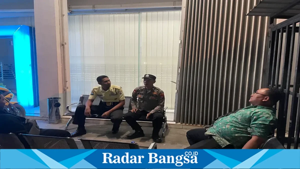 Petugas kepolisian melaksanakan patroli dan pengecekan keamanan di objek vital wilayah Laren, Lamongan, Jumat (25/9/2026) malam. (Dok. Ho/RadarBangsa.co.id)