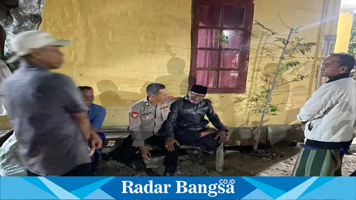 Petugas kepolisian melaksanakan patroli dialogis dan menyampaikan imbauan kamtibmas kepada warga Desa Tamanprijek, Jumat (25/9/2026) malam. (Dok. Ho/RadarBangsa.co.id)