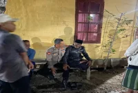 Petugas kepolisian melaksanakan patroli dialogis dan menyampaikan imbauan kamtibmas kepada warga Desa Tamanprijek, Jumat (25/9/2026) malam. (Dok. Ho/RadarBangsa.co.id)