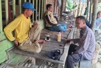 Personel Polsek Laren saat berdialog dan menyampaikan imbauan kamtibmas kepada warga Desa Gampangsejati, Rabu (23/9/2026). (Dok. Ho/RadarBangsa.co.id)