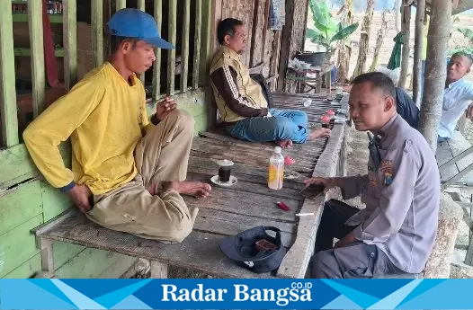 Personel Polsek Laren saat berdialog dan menyampaikan imbauan kamtibmas kepada warga Desa Gampangsejati, Rabu (23/9/2026). (Dok. Ho/RadarBangsa.co.id)