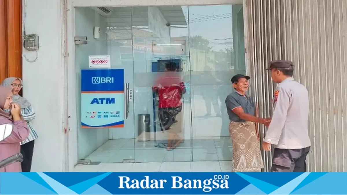 Personel Polsek Laren melaksanakan patroli di sejumlah objek vital wilayah Kecamatan Laren, Lamongan, Minggu (20/9/2026). (Dok. Ho/RadarBangsa.co.id)