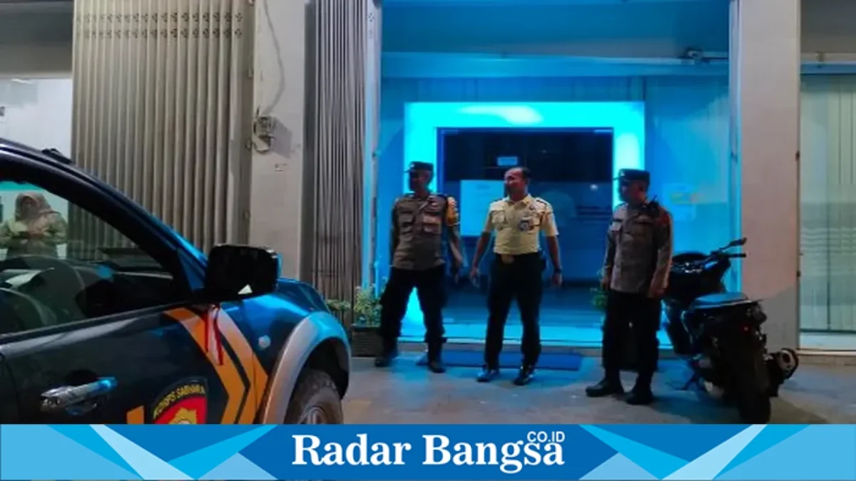 Personel Polsek Laren saat melaksanakan patroli malam di sejumlah objek vital wilayah Laren, Rabu (23/9/2026). (Dok. Ho/RadarBangsa.co.id)