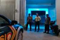 Personel Polsek Laren saat melaksanakan patroli malam di sejumlah objek vital wilayah Laren, Rabu (23/9/2026). (Dok. Ho/RadarBangsa.co.id)