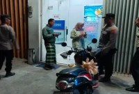 Petugas Polsek Laren melaksanakan patroli rutin di sejumlah objek vital, Rabu (2/9/2026) malam. (Dok. Ho/RadarBangsa.co.id)