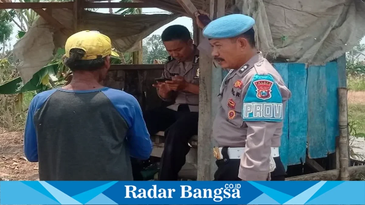 Petugas Polsek Tikung memberikan imbauan pencegahan kebakaran kepada warga di Dusun Kanoman, Desa Wonokromo, Lamongan, Rabu (23/9/2026). (Dok. Ho/RadarBangsa.co.id).