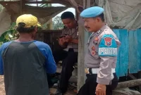 Petugas Polsek Tikung memberikan imbauan pencegahan kebakaran kepada warga di Dusun Kanoman, Desa Wonokromo, Lamongan, Rabu (23/9/2026). (Dok. Ho/RadarBangsa.co.id).