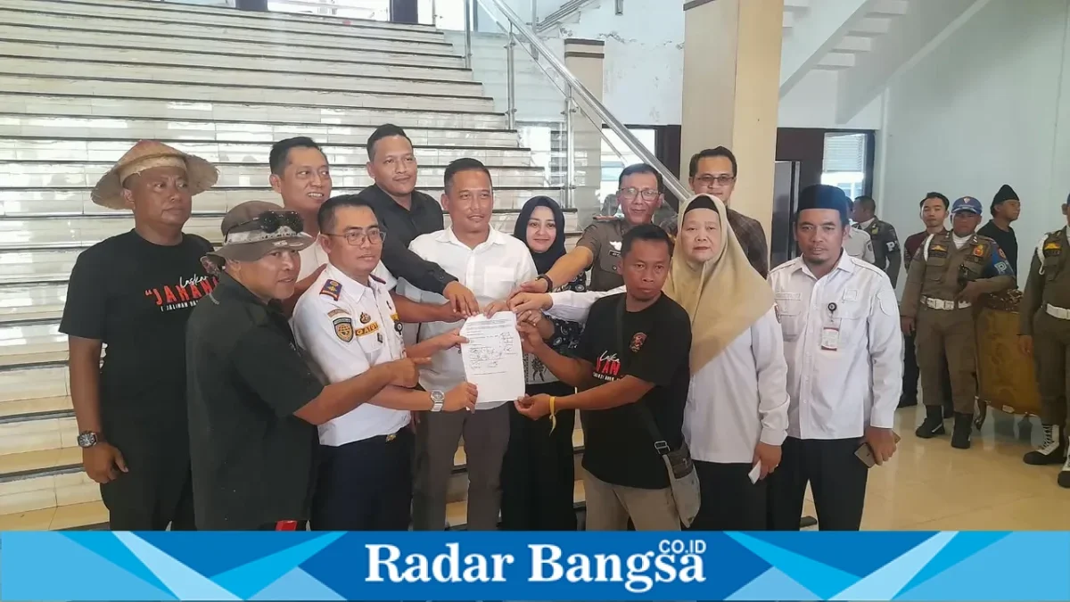 Pedagang Pasar Tanjung menyampaikan aspirasi dalam aksi di Pendopo Bupati dan depan Kantor Pemkab Jember, Rabu (30/9/2026). (Dok. Ho/RadarBangsa.co.id)