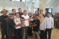 Pedagang Pasar Tanjung menyampaikan aspirasi dalam aksi di Pendopo Bupati dan depan Kantor Pemkab Jember, Rabu (30/9/2026). (Dok. Ho/RadarBangsa.co.id)