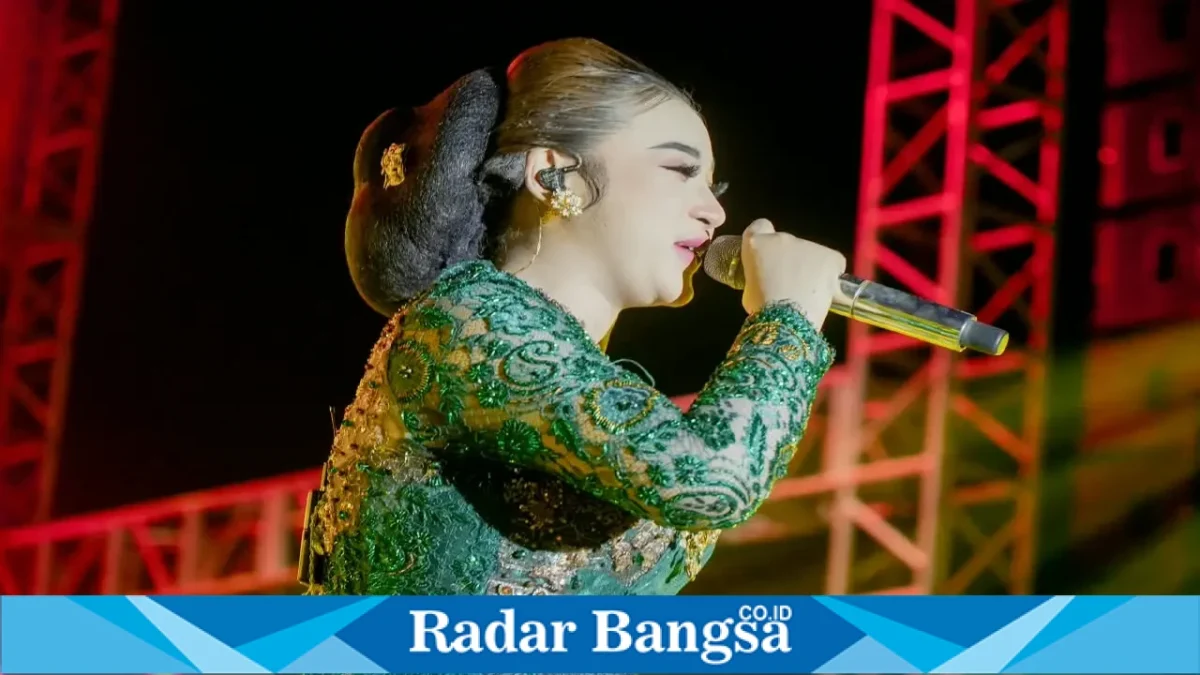 Niken Salindry tampil pada malam penutupan Pekan Raya Pasuruan 2026 di Taman Chandra Wilwatikta Pandaan, Minggu (27/9/2026). (Dok. Ho/RadarBangsa.co.id)