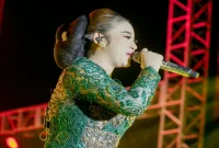Niken Salindry tampil pada malam penutupan Pekan Raya Pasuruan 2026 di Taman Chandra Wilwatikta Pandaan, Minggu (27/9/2026). (Dok. Ho/RadarBangsa.co.id)