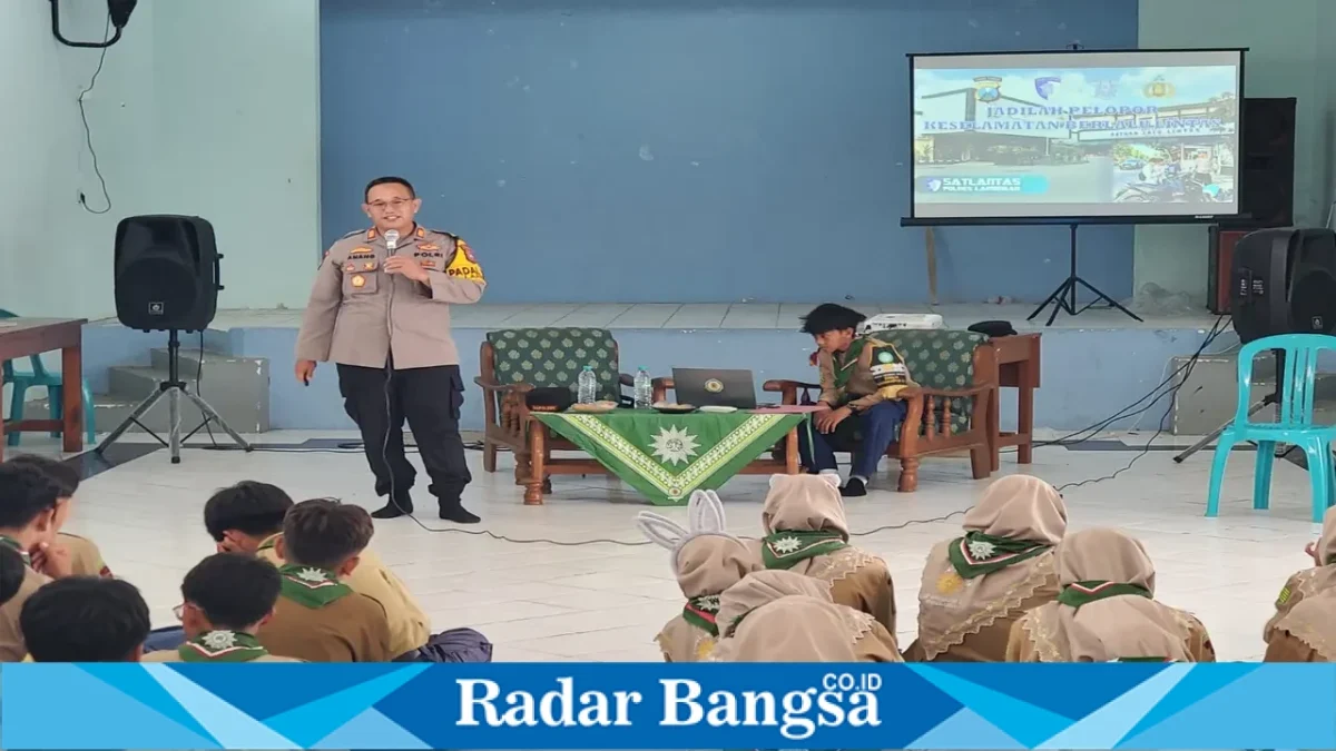 Kapolsek Laren saat memberikan pembinaan lalu lintas kepada siswa SMP Muhammadiyah 21 Laren, Rabu (23/9/2026). (Dok. Ho/RadarBangsa.co.id)