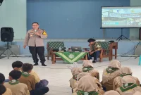 Kapolsek Laren saat memberikan pembinaan lalu lintas kepada siswa SMP Muhammadiyah 21 Laren, Rabu (23/9/2026). (Dok. Ho/RadarBangsa.co.id)