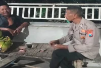 Polisi melaksanakan patroli dialogis dan memberikan imbauan kamtibmas kepada warga Desa Jabung, Kecamatan Laren, Lamongan, Kamis (24/9/2026) malam. (Dok. Ho/RadarBangsa.co.id)