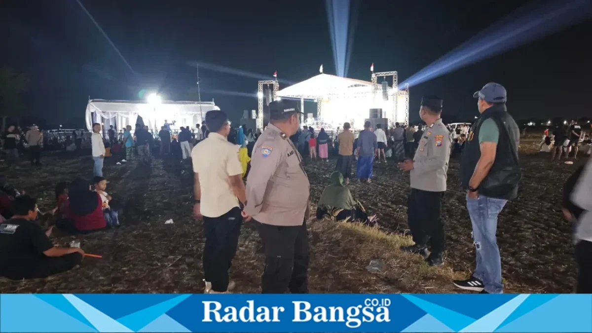 Petugas melakukan pengamanan puncak pentas seni dan hiburan HUT ke-81 RI di Lapangan Sindu Joyo, Lamongan, Jumat (18/9/2026). (Dok. Ho/RadarBangsa.co.id)