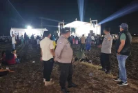 Petugas melakukan pengamanan puncak pentas seni dan hiburan HUT ke-81 RI di Lapangan Sindu Joyo, Lamongan, Jumat (18/9/2026). (Dok. Ho/RadarBangsa.co.id)