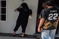 Polisi bersama warga mengamankan empat orang dari sebuah rumah di Perumahan Bumi Berlian Raya Lamongan, Senin (21/9/2026). (Dok. Ho/RadarBangsa.co.id)