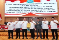Bupati Lamongan Yuhronur Efendi dan Ketua DPRD saat rapat paripurna, Rabu (2/9). (Dok HO/RadarBangsa.co.id)