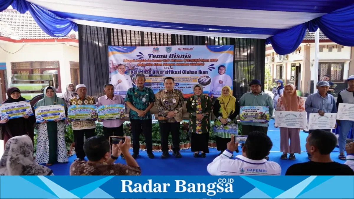 Wali Kota Probolinggo Aminuddin meninjau produk olahan ikan yang dipamerkan Poklahsar binaan DKPPP Kota Probolinggo, Jumat (25/9/2026). (Dok. Ho/RadarBangsa.co.id)