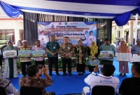 Wali Kota Probolinggo Aminuddin meninjau produk olahan ikan yang dipamerkan Poklahsar binaan DKPPP Kota Probolinggo, Jumat (25/9/2026). (Dok. Ho/RadarBangsa.co.id)