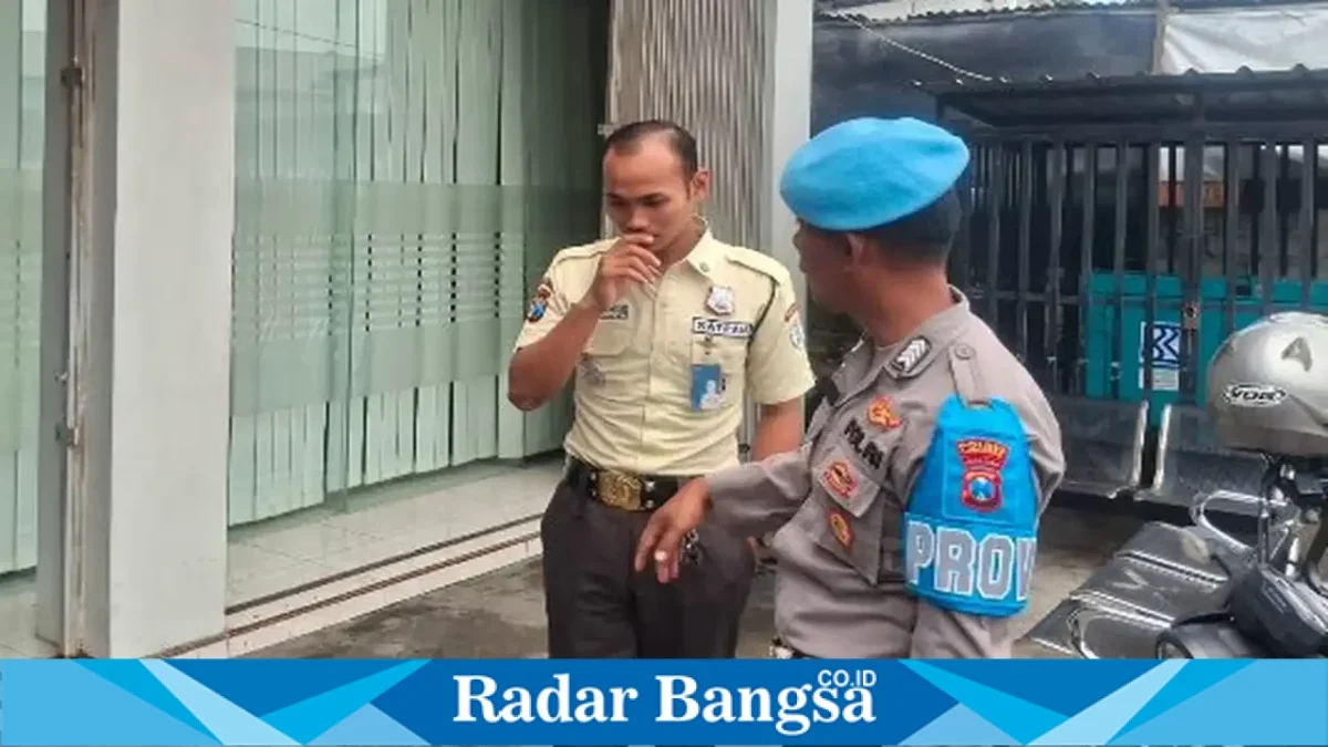 Personel kepolisian saat mengecek keamanan dan CCTV di objek vital wilayah Laren, Kamis (17/9/2026). (Dok. Ho/RadarBangsa.co.id)