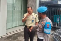 Personel kepolisian saat mengecek keamanan dan CCTV di objek vital wilayah Laren, Kamis (17/9/2026). (Dok. Ho/RadarBangsa.co.id)