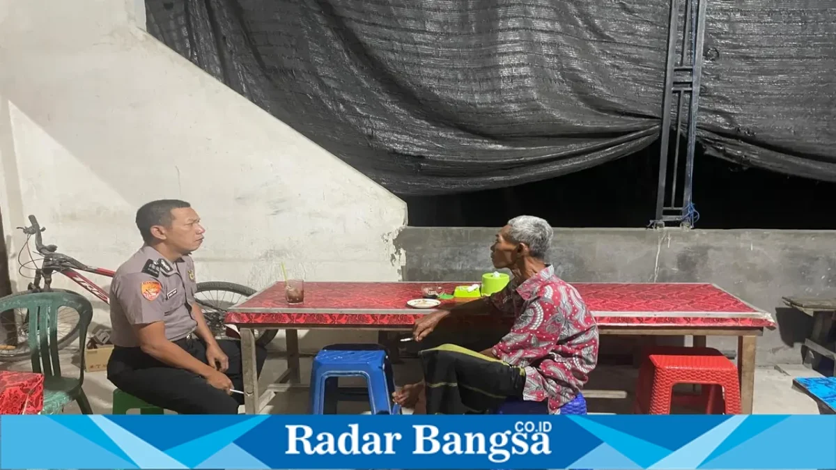 Polisi melaksanakan patroli dialogis dan Harkamtibmas bersama warga Desa Pelangwot, Kecamatan Laren, Lamongan, Senin (28/9/2026) malam. (Dok. Ho/RadarBangsa.co.id)